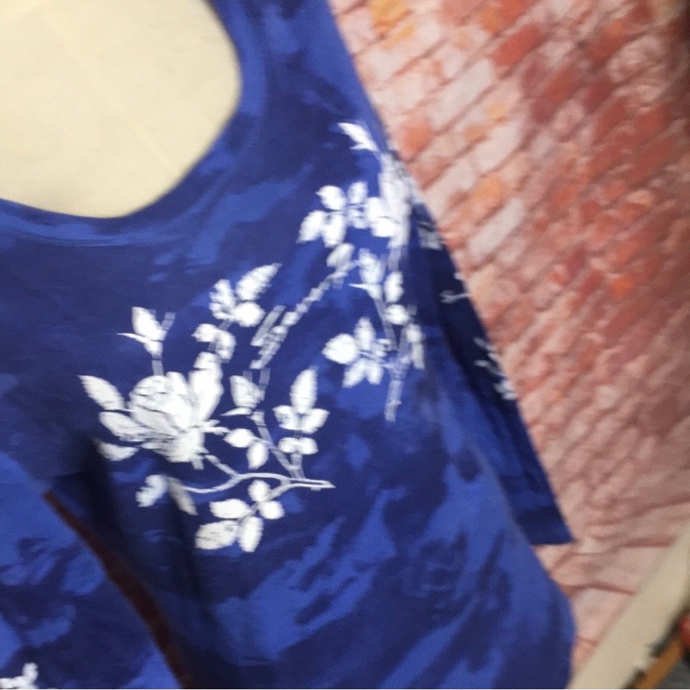 7 For All Mankind Blue and White Floral Scoop Neck Long Sleeved Tee - Picture 2 of 8